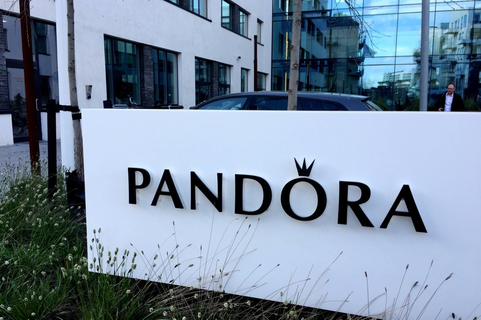 Smykkevirksomheden Pandora er en af de virksomheder, som nu beder de ansatte om at arbejde hjemmefra. (Arkivfoto)