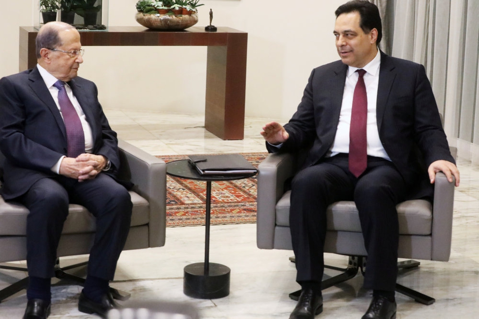 Libanons premierminister, Hassan Diab (til højre), blev udpeget som afløser for Saad Hariri.