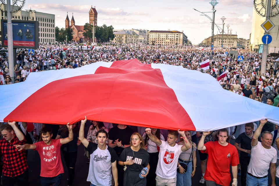 Den hviderussiske oppositionsleder Svetlana Tikhanovskaja siger, at hun er parat til at overtage ledelsen af sit land. Hun opfordrer til, at der banes vej for et ny valg. Det hviderussiske regime bliver beskyldt for massiv valgsvindel, hvilket har udløst store demonstrationer i landet.