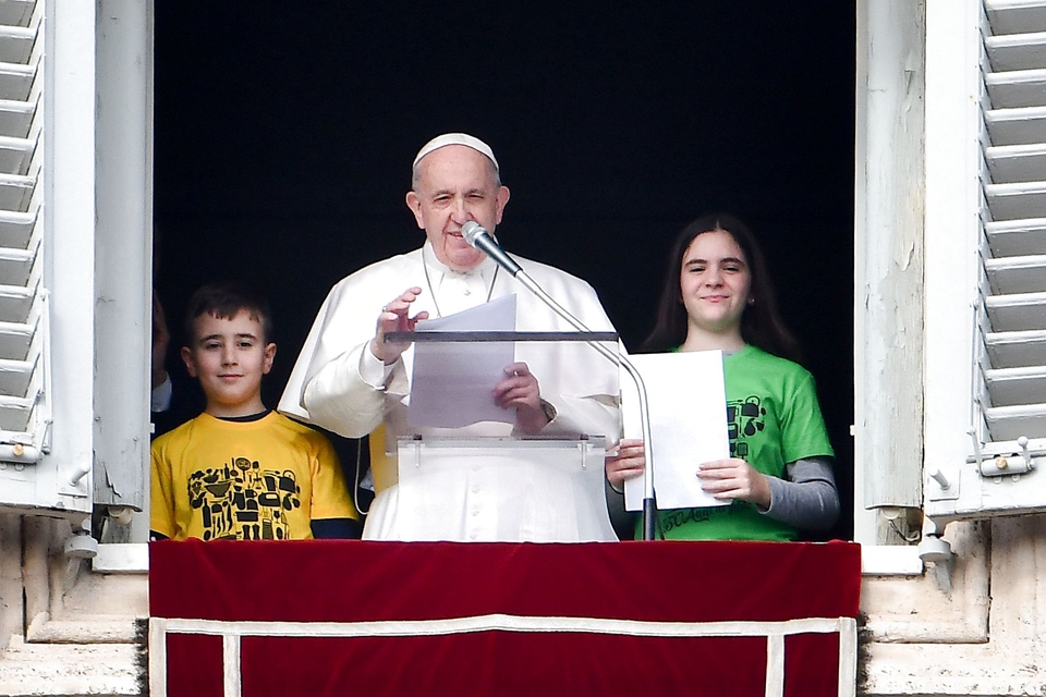 Pave Frans taler til tilhørere akkompagneret af børn fra Catholic Action den 26. januar. (Foto: Vincenzo Pinto/AFP/Ritzau Scanpix)