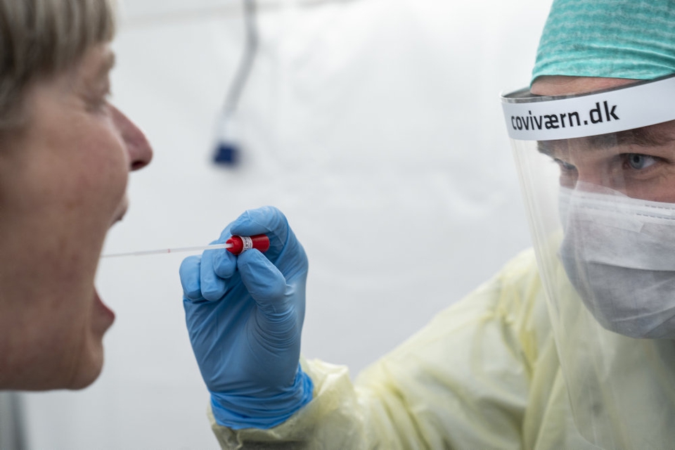 Myndighederne meldte mandag ud, at det fremover bliver muligt for voksne danskere selv at bestille tid til en coronatest uden henvisning fra egen læge. Mandag blev der til en start åbnet for 18-25-årige. (Arkivfoto).