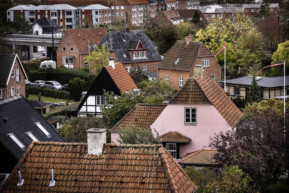 For anden måned i træk er de årlige prisstigninger på enfamiliehuse blevet overgået af prisstigningerne på ejerlejligheder. (Arkivfoto)