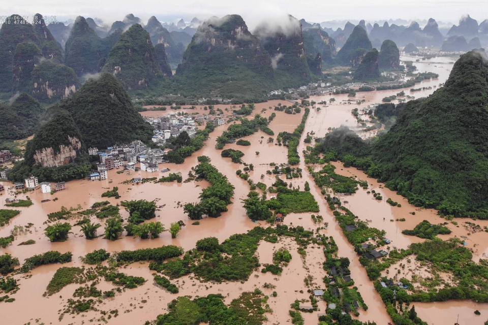 I den sydlige kinesiske region Guangxi Zhuang meldes seks personer dræbt og en savnet efter voldsomme oversvømmelser de seneste dage. I flere andre regioner er der også dræbte.