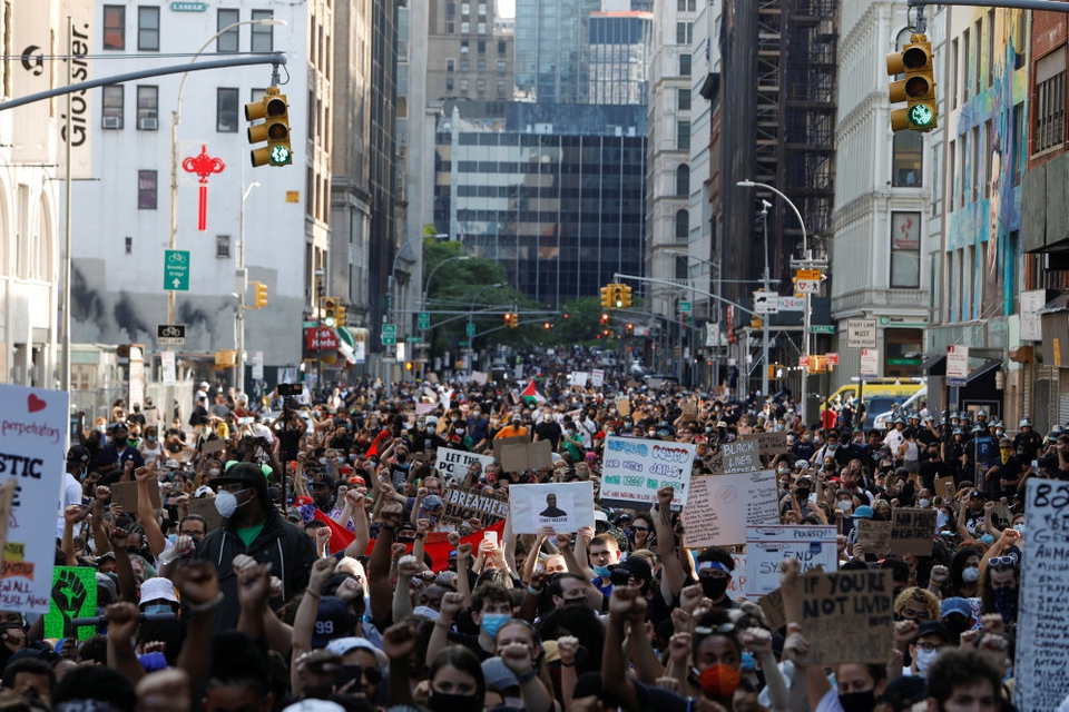 New York City har længe været USA's hårdt ramte by med coronavirus. Nu flyder byens gader med protester mod politivold efter George Floyds død.