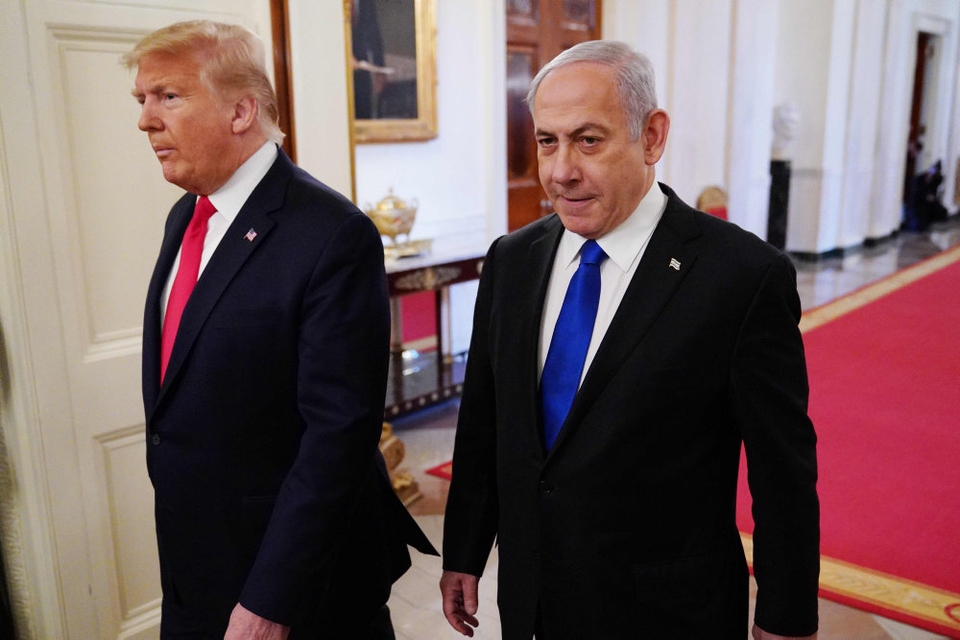 Den amerikanske præsident, Donald Trump (til venstre), og Israels premierminister, Benjamin Netanyahu (til højre), ankommer her sammen forud for offentliggørelsen af en fredsplan.