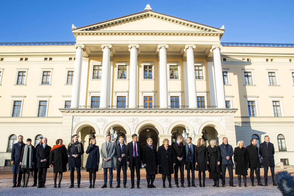 Norges statsminister, Erna Solberg, præsenterede fredag sin nye mindretalsregering på Slotspladsen i Oslo. Den nye regering har 20 ministre fra henholdsvis Høyre, Venstre og Kristelig Folkeparti.