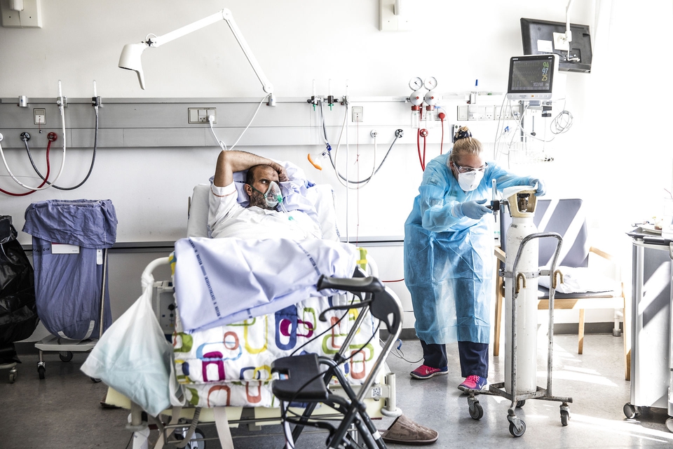 Covid-19 patient Salim Aladdin på 54 år er i genoptræning med fysioterapeut Caroline Baunsøe Nielsen på lungemedicinsk afdeling på Bispebjerg Hospital i København torsdag den 7. maj 2020. (Foto: Ólafur Steinar Gestsson/Ritzau Scanpix)