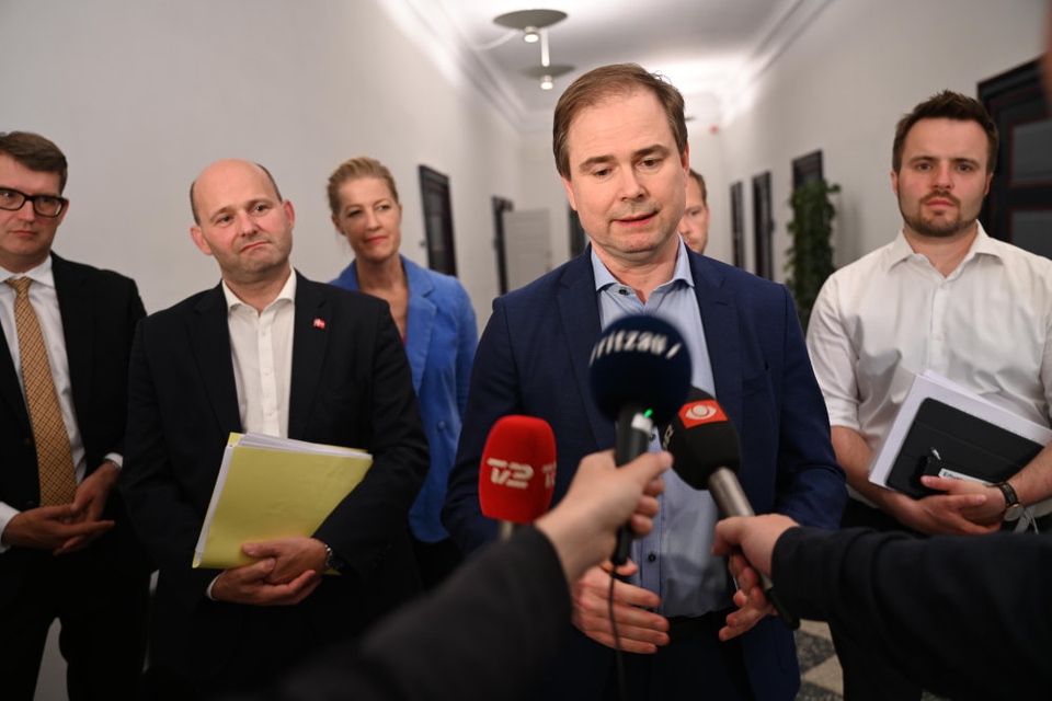 Finansminister Nicolai Wammen (S) præsenterer aftale om ny økonomisk corona-sommerpakke og udfasning af hjælpepakker natten til mandag.
