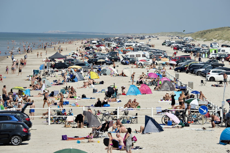 Selv om vejret er godt, må man stadig ikke samles flere end 50 personer på offentlige steder. (Arkivfoto)