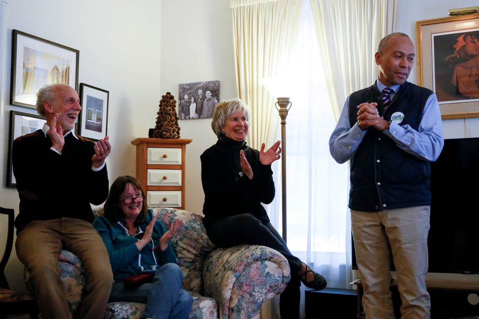 Deval Patrick (t.h.), der her taler ved et privat vælgermøde i New Hampshire i sidste måned, har opgivet drømmen om at blive USA's næste præsident, i hvert fald i denne omgang.