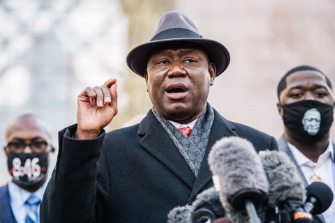 Advokat Ben Crump udtalte sig til pressen, inden retssagen mod den fyrede politibetjent Derek Chauvin gik i gang mandag.