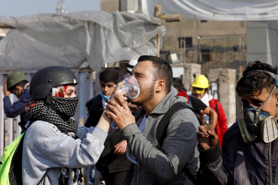 Demonstrationer mod Iraks regering er blusset op igen. Mandag var der i Bagdad og andre byer sammenstød mellem politi og demonstranter. Her får en demonstrant ramt af tåregas medicinsk hjælp.