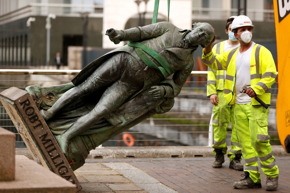 Plantageejeren og købmanden Robert Milligan (1746-1908) grundlagde Londons West India Docks, der udviklede sig til et knudepunkt for global handel i Storbritanniens tid som kolonimagt. Tirsdag blev statuen fjernet.