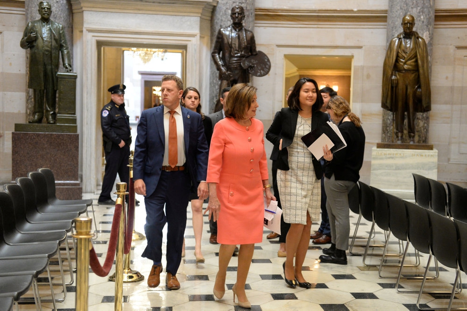 Den demokratiske formand for Repræsentanternes Hus, Nancy Pelosi, i Kongressen, hvor selve sagsakterne til en rigsretssag onsdag skal bringes til Senatet ved en ceremoni. En rigsretssag kan blive indledt i næste uge i Senatet.
