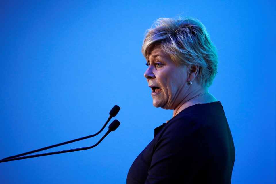 Siv Jensen (foto), der er leder af Fremskrittspartiet og finansminister i den norske regering, var modstander af regeringens beslutning om at hente 29-årig norsk-pakistansk kvinde hjem fra Syrien. Fredag aften blev kvinden som forventet anholdt, da hun ankom til lufthavnen Gardermoen i Oslo.