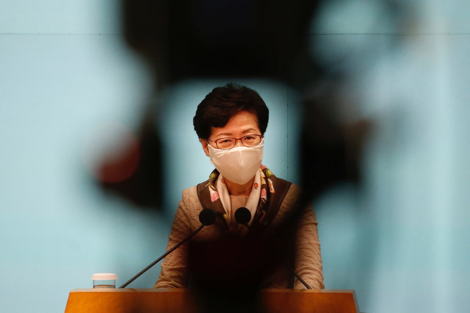 Hongkongs leder, Carrie Lam, beskylder på et pressemøde tirsdag USA for at benytte sig af dobbeltstandarder i forhold til magtanvendelse over for demonstranter.