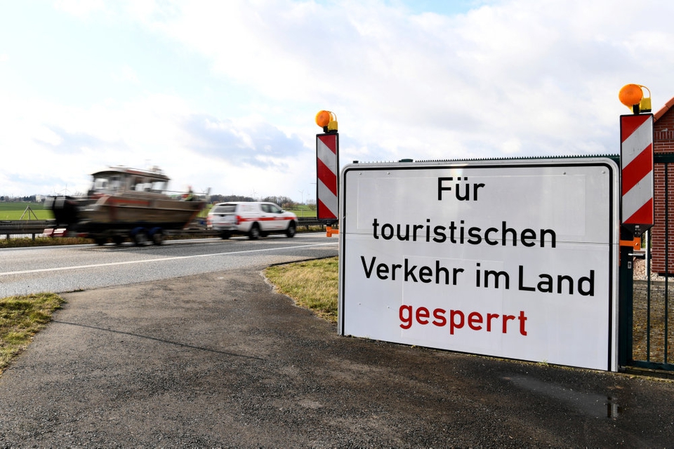 "Lukket for turisttrafik" hed det tidligere på et skilt på grænsen til den tyske delstat Mecklenburg-Vorpommern under coronakrisen. Nu kan man rejse i delsaten, men der gælder særlige restriktioner for rejsende fra Sverige.