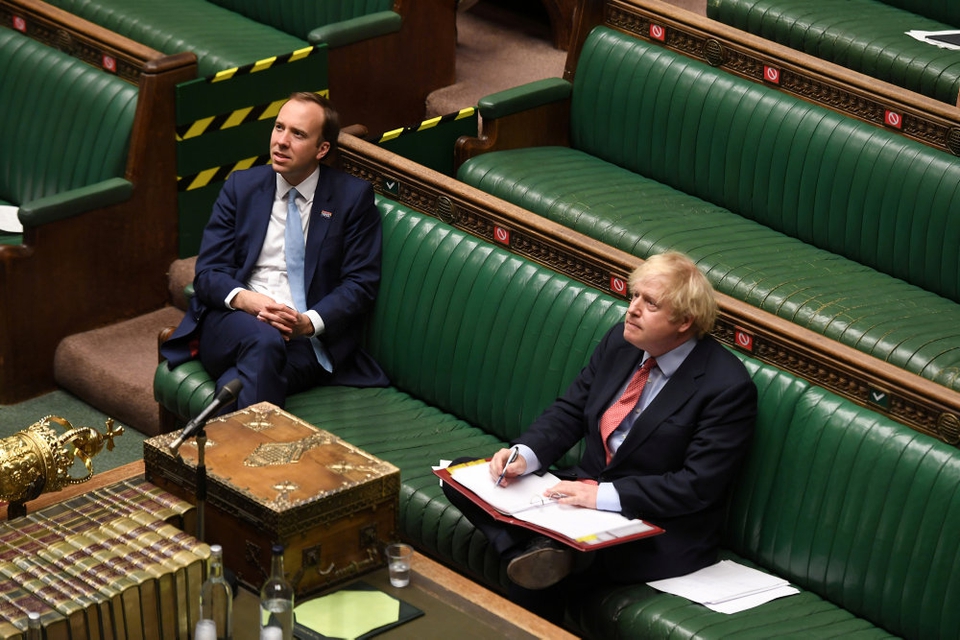 Premierminister Boris Johnson(th.) og resten af Storbritannien har fredag fået oplyst, at den britiske økonomi skrumpede med en femtedel - og det er bredt funderet i stort set alle dele af det britiske samfund, lyder det fra analytiker. (Arkivfoto)