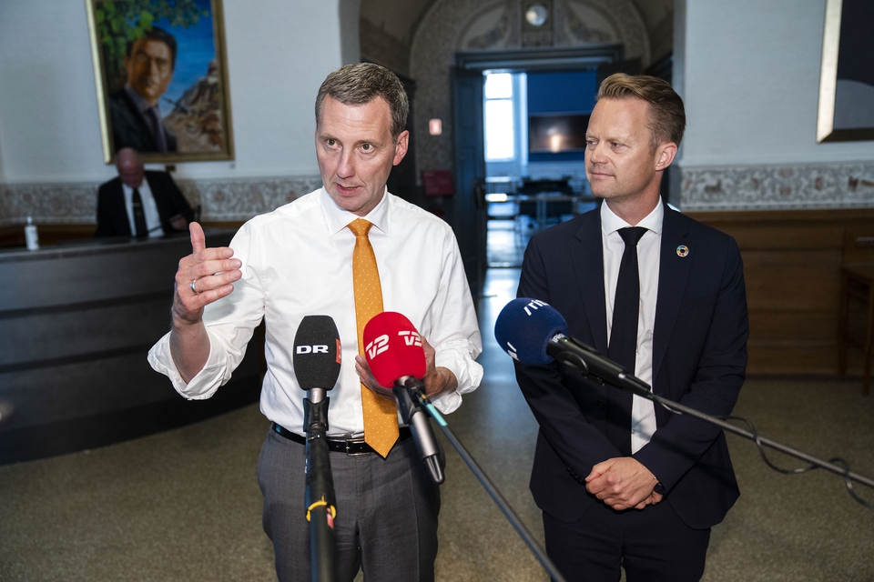 Justitsminister Nick Hækkerup (S) og udenrigsminister Jeppe Kofod (S) kunne torsdag fortælle, at der snart lempes for rejserestriktioner. (Foto: Martin Sylvest/Ritzau Scanpix)