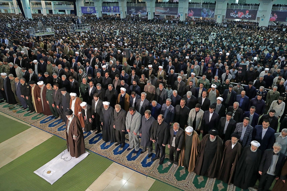 Irans øverste leder, ayatollah Ali Khamenei, ledte fredag fredagsbønnen i Mosalla-moskéen i Teheran. Det var første gang siden 2012, at ayatollahen stod i spidsen for fredagsbønnen.