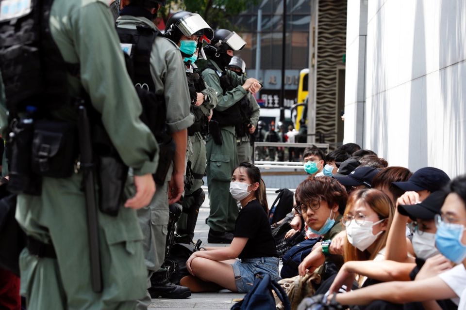 Politiet i Hongkong skød onsdag med pebberkorn mod demonstranter og foretog 300 anholdelser. Det skete, da tusindvis af mennesker var på gaden for at udtrykke deres vrede over en national sikkerhedslov foreslået af Kina