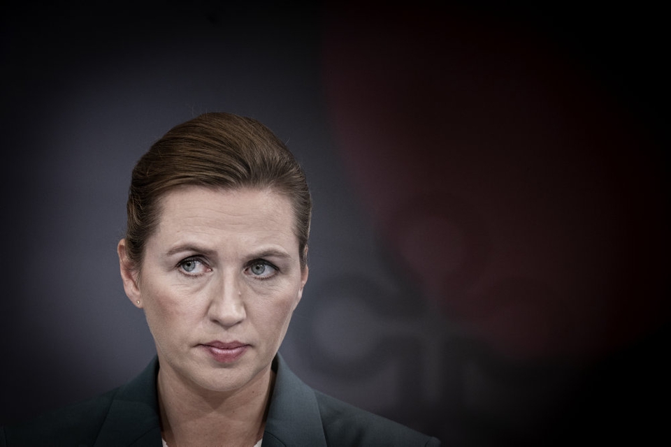 Statsminister Mette Frederiksen (S) har forsat tillid til sin udenrigsminister, som er i vælten grundet en sexsag fra 2008. (Arkivfoto).