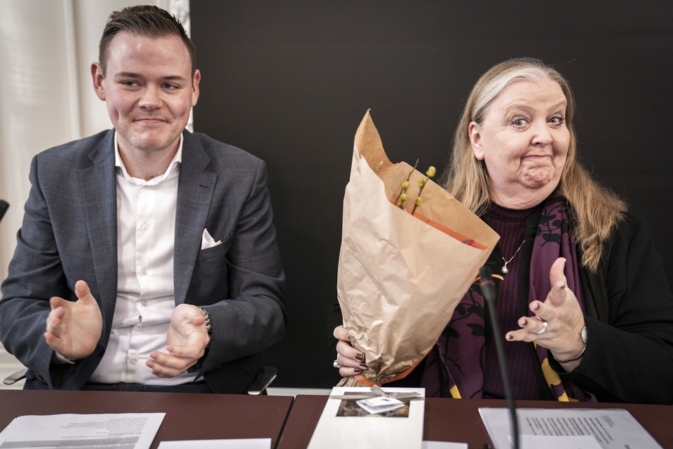 Formanden for Dansk Ungdoms Fællesråd Chris Preuss klapper mens formanden for Demokratikommissionen Lisbeth Knudsen får blomster for sin indsats, til Demokratikommissionens præsentation af deres betænkning i Landstingssalen på Christiansborg, onsdag den 22. januar 2020. Demokratikommissionen har i løbet af 2019 taget temperaturen på demokratiets tilstand, hvilket nu præsenteres og overleveres til regeringen. (Foto: Niels Christian Vilmann/Ritzau Scanpix)