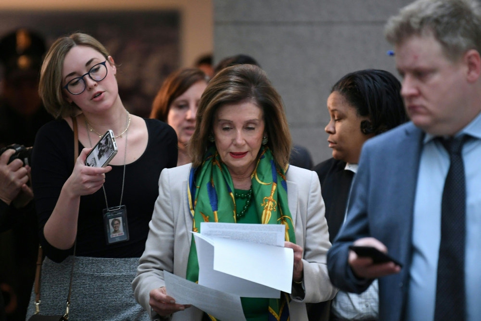 Omgivet af journalister ankommer formanden for Repræsentanternes Hus, demokraten Nancy Pelosi, til et lukket møde med sine partifæller i Kongressen tirsdag morgen lokal tid.