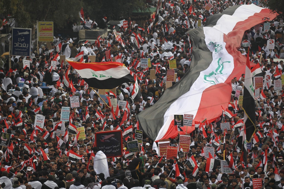Tusinder er fredag på gaden i Bagdad for at protestere mod USA og landets regering. Den magtfulde shiamuslimske leder Moqtada al-Sadr har givet udtryk for, at en million mennesker måske vil møde op i løbet af fredagen og støtte hans krav om, at USA må forlade Irak.