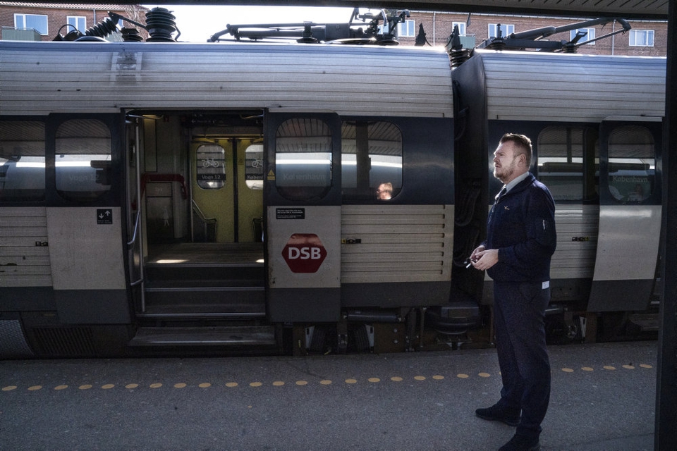 Den danske jernbane er i dårlig stand, og derfor fravælger rejsende den transportmulighed, lyder det fra Transportministeriet. (Arkivfoto)