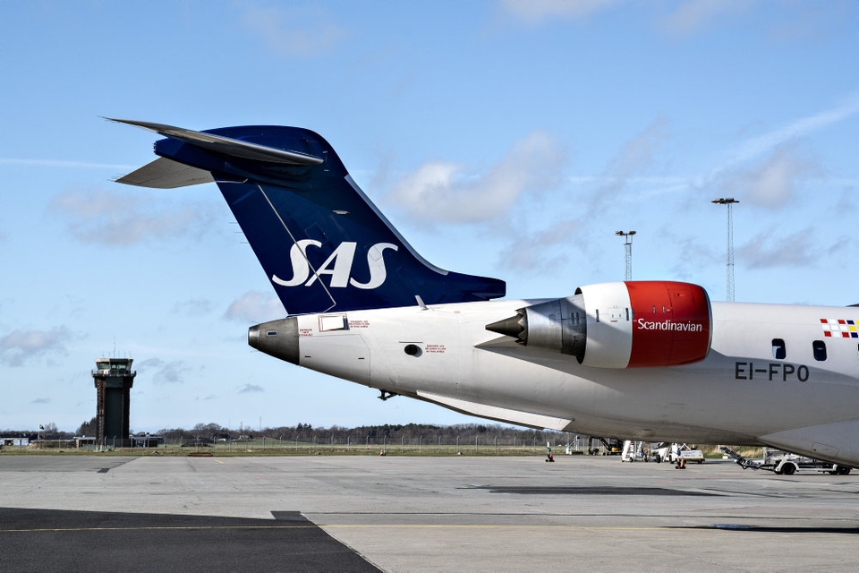 SAS har indført en række tiltag på sine fly for at mindske smitterisikoen. Man skal bære ansigtsmaske, der bliver ikke serveret mad, og blade, puder og tæpper er fjernet fra flyene. (Arkivfoto)