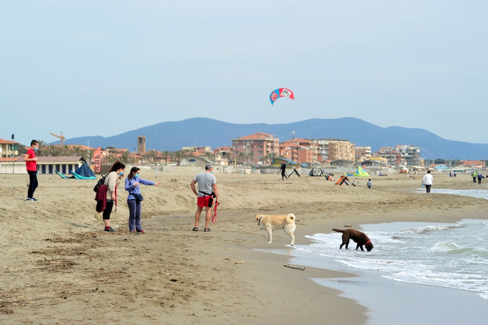 Udgangsreglerne er så småt ved at blive lempet i Italien. I weekenden kørte mange italienere til stranden for første gang i ugevis.