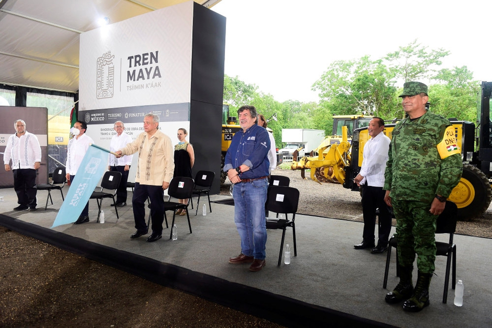 Mexicos præsident, Andres Manuel Lopez Obrador (med flaget i hånden), oplyste mandag under et besøg i delstaten Quintana Roo, at turistbranchen i næste uge genåbner.