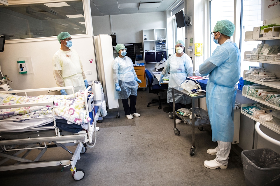 Sygeplejersker holder et møde på intensiv afdelingen for Covid-19 patienter på Bispebjerg Hospital i København torsdag den 7. maj 2020. (Foto: Ólafur Steinar Gestsson/Ritzau Scanpix)