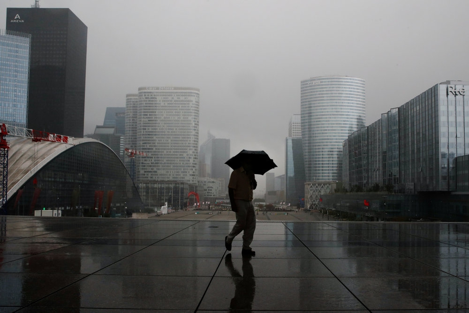 En mand med mundmind går genenm finans-og forretningskvarteret La Defense i Paris, hvor det snart bliver obligatorisk at bære mundbind på kontoret.