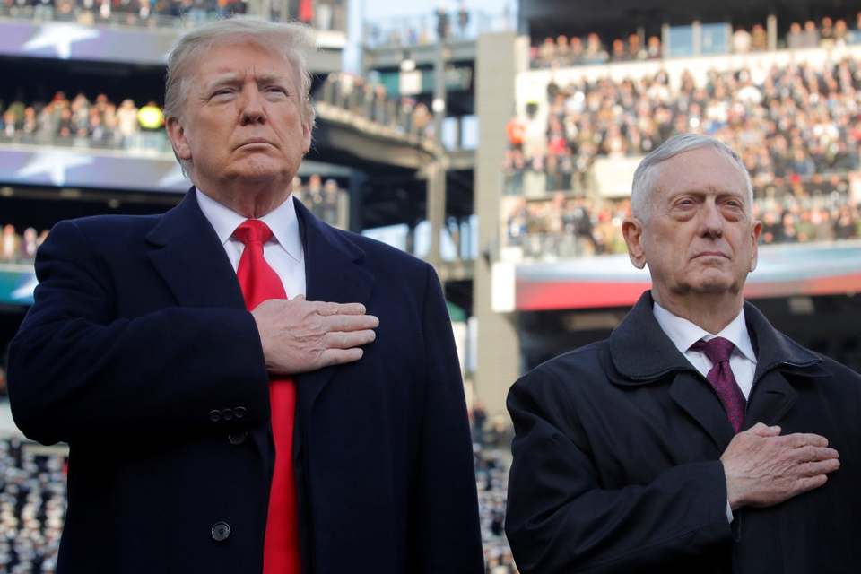 Donald Trumps første forsvarsminister, Jim Mattis (til højre), beskylder Trump for at splitte fremfor at forene amerikanerne. (Arkivfoto).
