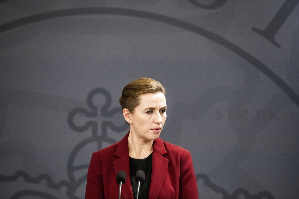 I går har præsenterede regeringen endnu en såkaldt hjælpepakke til trængte virksomheder. Tilsyneladende er der ingen, der egentlig gør sig den ulejlighed at kigge ind under facaden, og regne lidt på tallene, skriver Claus Toksvig i en kommentar. (Foto: Olafur Steinar Gestsson/Ritzau Scanpix)