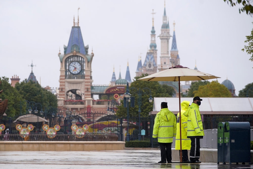Shanghai Disney Resort blev lukket for besøgende i januar, da virusudbruddet to fart i Kina. Tirsdag oplyser Walt Disney-koncernen, forlystelsesparken åbner igen 11. maj. (Arkivfoto).