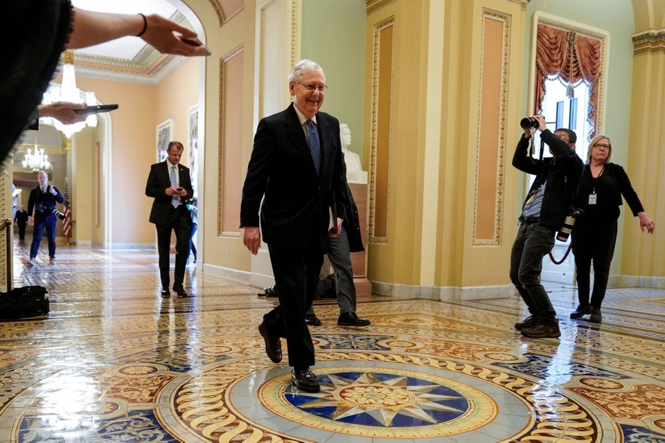 Senatets republikanske flertalsleder Mitch McConnell, ses her ankomme til forhandlingerne 23. marts.