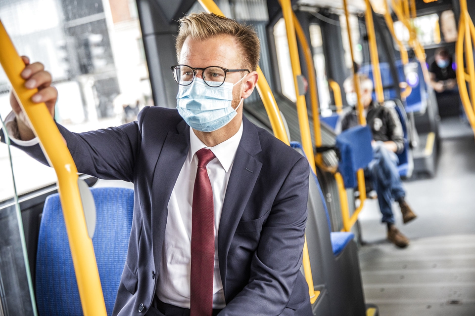 Transportminister Benny Engelbrecht (S) kører med offentlig transport på førstedagen med krav om mundbind i offentlig transport, i København lørdag den 22. august 2020.. (Foto: Ólafur Steinar Rye Gestsson/Ritzau Scanpix)