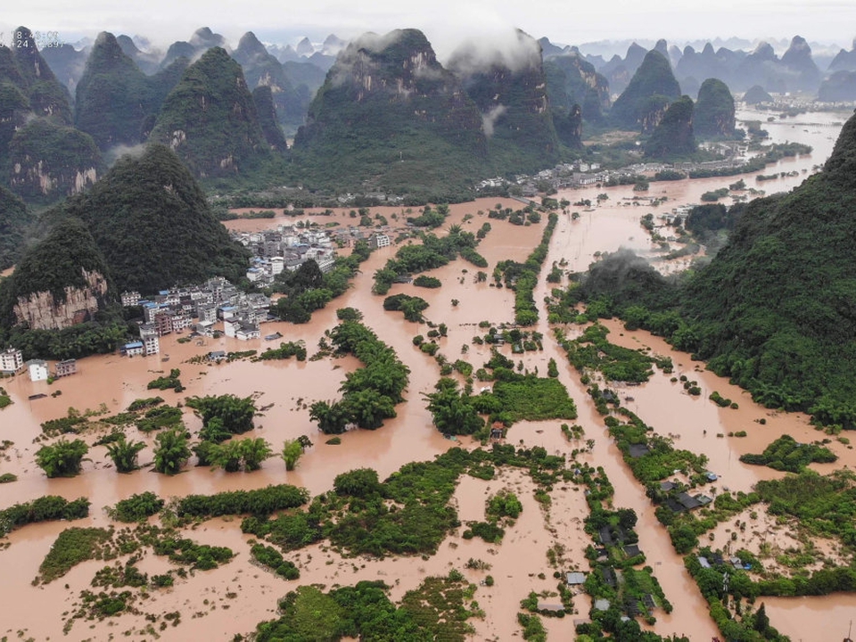 I den sydlige kinesiske region Guangxi Zhuang meldes seks personer dræbt og en savnet efter voldsomme oversvømmelser de seneste dage. I flere andre regioner er der også dræbte.