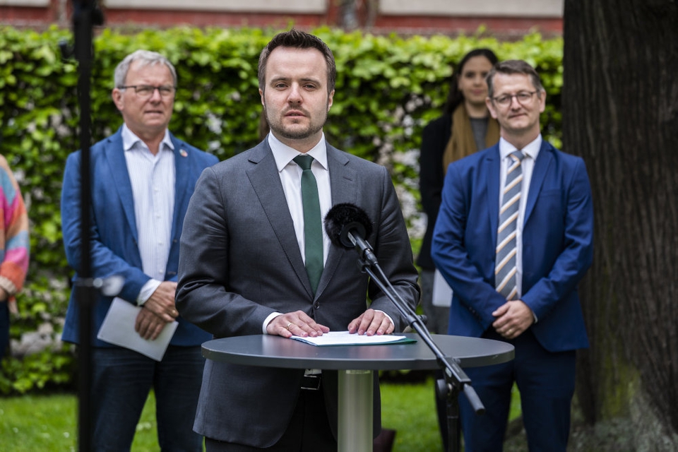 Erhvervsminister Simon Kollerup (S) kunne onsdag meddele, at penge til pressede virksomheder nu kommer hurtigere ud. (Arkivfoto)