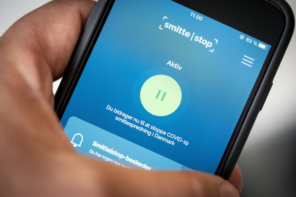 Den danske sporingsapp "Smittestop" er downloadet en million gange, oplyste sundhedsminister Magnus Heunicke (S) på et pressemøde lørdag. Flere end 400 personer har logget ind i appen og registreret (Arkivfoto)
