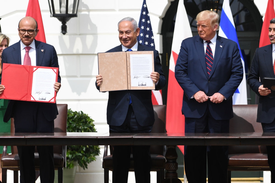 De såkaldte Abraham-aftaler blev tirsdag underskrevet ved en ceremoni udenfor Det Hvide Hus. Aftalerne normaliserer forbindelserne mellem Israel og to arabiske lande - Bahrain og De Forenede Arabiske Emirater. Fra venstre: Bahrains udenrigsminister, Abdullatif al-Zayani, Israels premierminister, Benjamin Netanyahu, USA's præsident, Donald Trump, og De Forenede Arabiske Emiraters udenrigsminister, Abdullah bin Zayed Al-Nahyan.