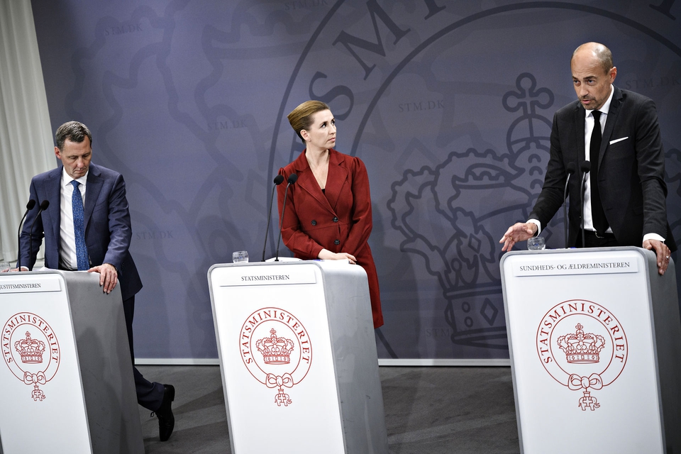 Statsminister Mette Frederiksen (S) justitsminister Nick Hækkerup (S) og sundheds- og ældreminister Magnus Heunicke (S) under pressemøde i Spejlsalen i Statsministeriet om COVID-19 tirsdag den 12. maj 2020. (Foto: Philip Davali/Ritzau Scanpix)