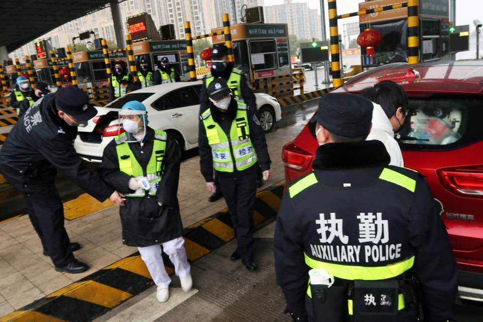 Politibetjente i Hubei-provinsen i Kina bærer ansigtsmasker af frygt for den dødelige coronavirus.