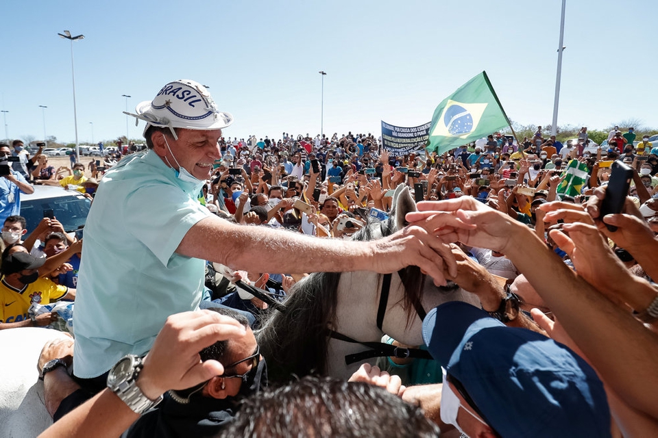Brasiliens præsident, Jair Bolsonaro, hillste torsdag på sine tilhængere for første gang siden hans tre uger lange coronakarantæne. Her fjernede han blandt andet sin ansigtsmaske til store bifald.