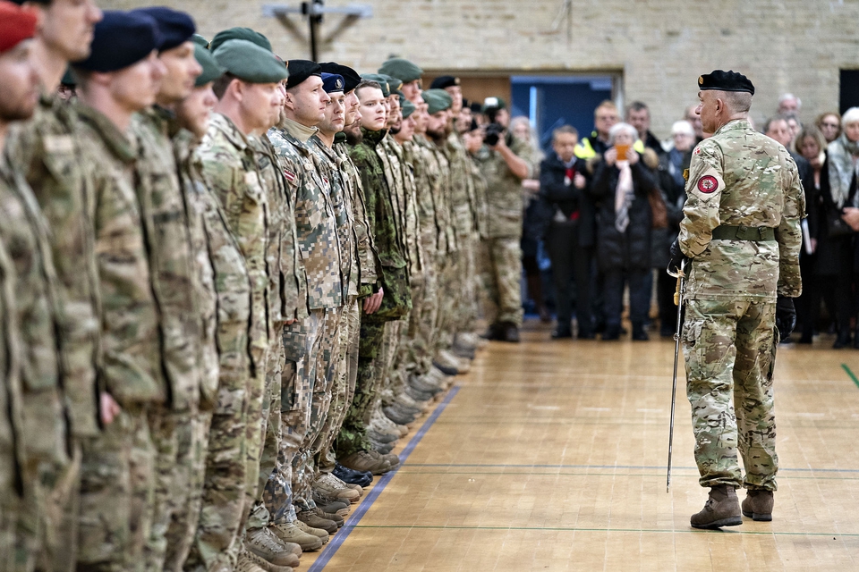 Chefen for Hæren, generalmajor Michael Anker Lollesgaard inspicerer paraden da soldater fra Aalborg Kaserner var samlet til afskedsparade, tirsdag den 14. januar 2020.De 80 soldater er en del af det kommende hold 11 til Operation Inherent Resolve (OIR) i Irak. Siden 2014 har danske soldater trænet mere end 19.000 politifolk og soldater i Irak. (Foto: Henning Bagger/Ritzau Scanpix)