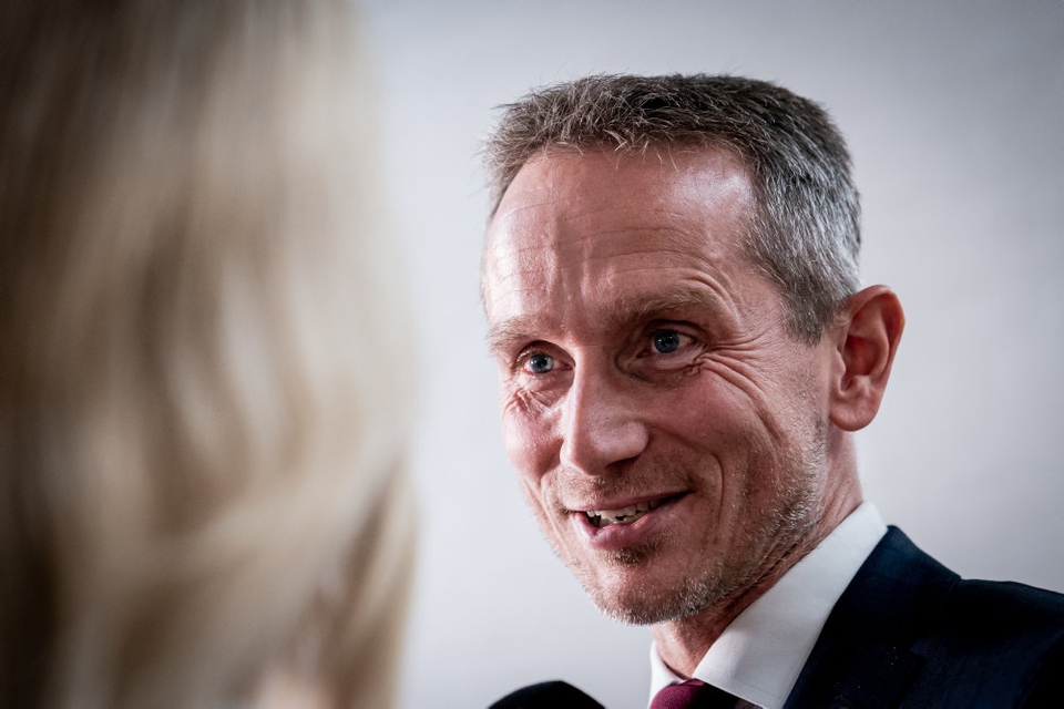Kristian Jensen (V) er ved at undersøge sine muligheder for at blive formand for Danmarks Idrætsforbund (DIF), efter at flere angiveligt har opfordret ham til at gå efter posten. Han skal i så fald indstilles af et af DIF's 62 specialforbund og i kampvalg om posten. (Arkivfoto).