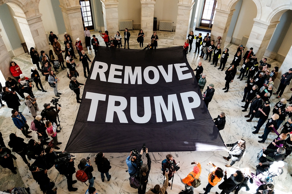 Demonstranter med banner, der opfordrer til at fjerne Trump fra præsidentembedet, var den 16. januar mødt op inde i Senatet.(Foto: Michael McCoy/Ritzau Scanpix)